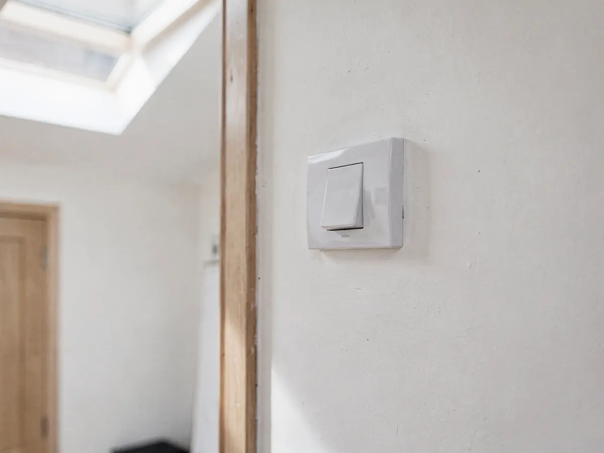 Small white wall keypad that opens the rooflight
