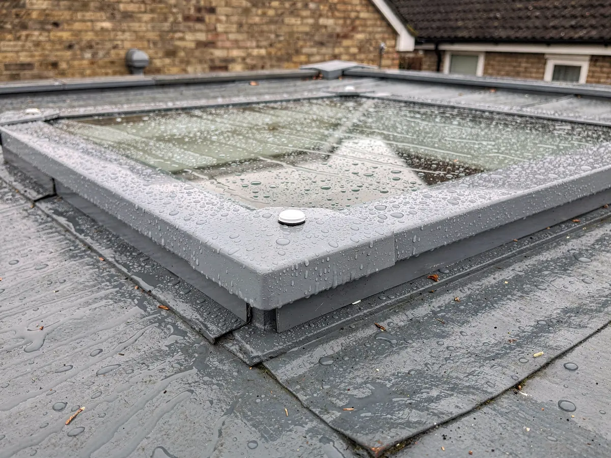 Rain sensor on the frame of a closed flat rooflight