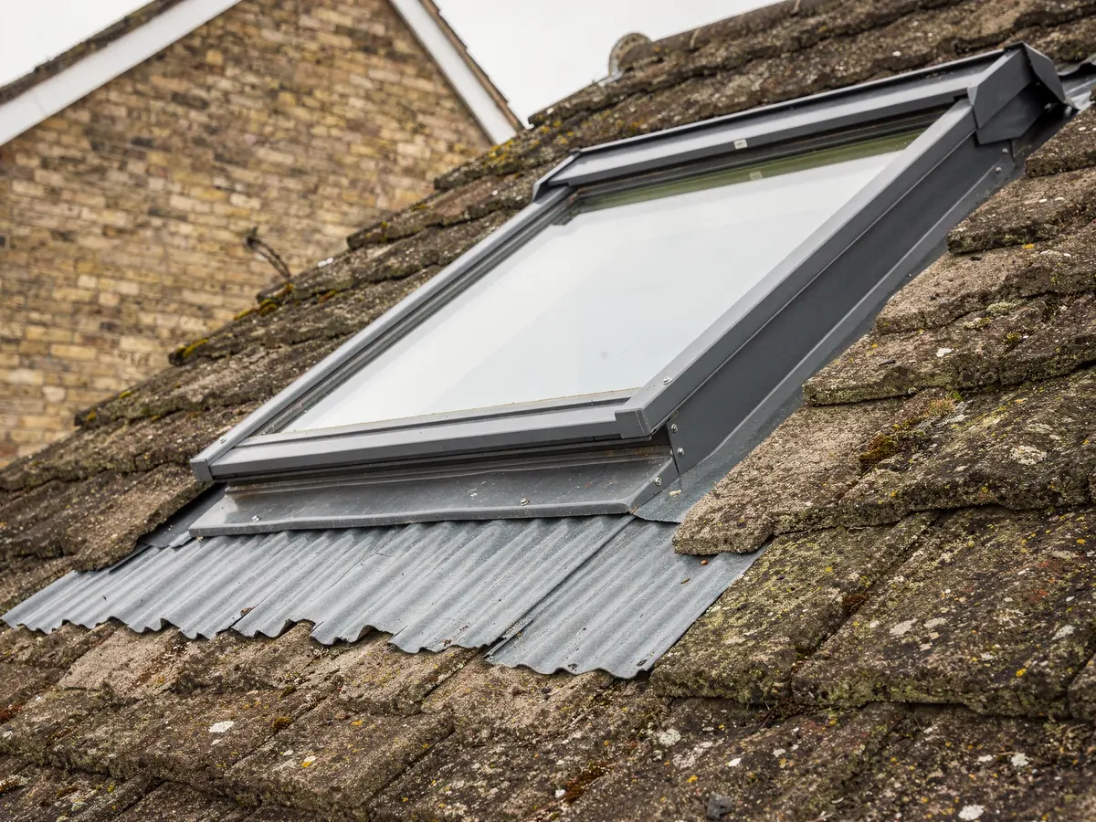 Flashing kit around a roof window on concrete tiles
